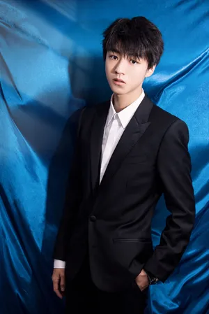 tfboys王俊凯西装帅气写真图片_4