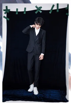 王俊凯帅气黑色西装写真图片
