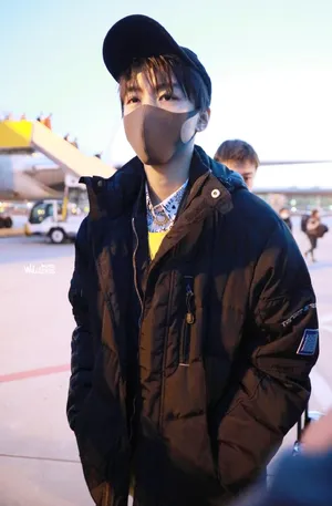 王俊凯棉衣口罩冬日机场帅气写真图片_2