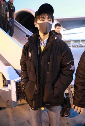 王俊凯棉衣口罩冬日机场帅气写真图片_7