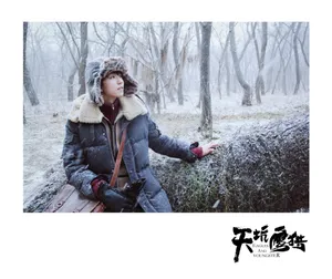 王俊凯冬日户外写真帅气图片_2