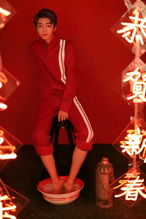 王俊凯新年红帅气时尚杂志封面写真_1