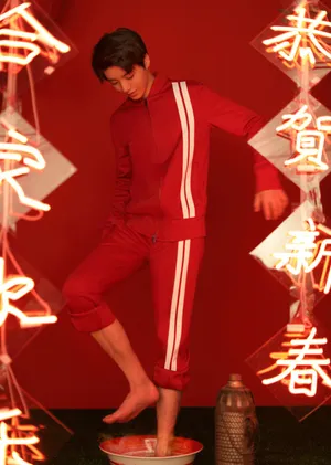 王俊凯新年红帅气时尚杂志封面写真_4