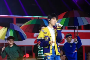 王俊凯湖南卫视跨年演唱会帅气图片_11