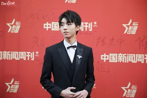 王俊凯黑色西服套装帅气红毯写真图片