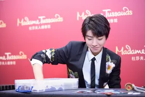 王俊凯杜莎夫人蜡像花絮图片