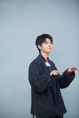 王俊凯帅气养眼花絮照高清图片_6