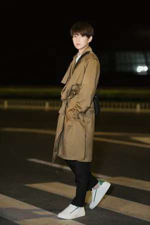 tfboys王源深夜休闲街拍写真图片