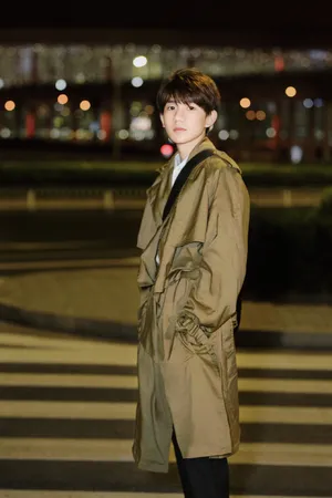 tfboys王源深夜休闲街拍写真图片_2
