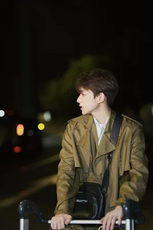 tfboys王源深夜休闲街拍写真图片_3