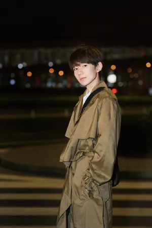 tfboys王源深夜休闲街拍写真图片_4