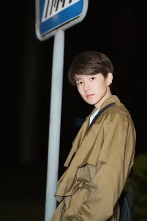 tfboys王源深夜休闲街拍写真图片_5