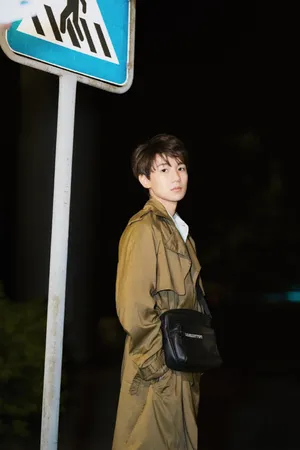 tfboys王源深夜休闲街拍写真图片_6