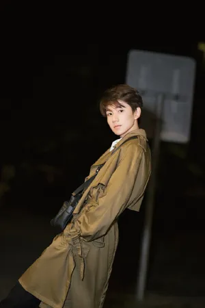 tfboys王源深夜休闲街拍写真图片_7