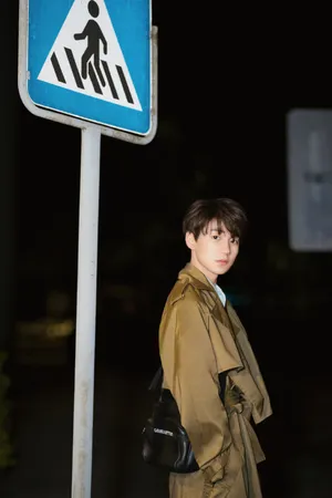 tfboys王源深夜休闲街拍写真图片_8