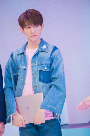tfboys王源蓝色系牛仔活动照图片