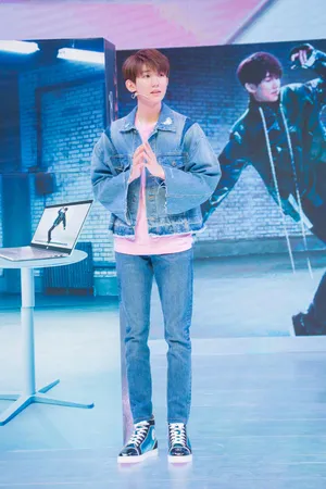 tfboys王源蓝色系牛仔活动照图片_2