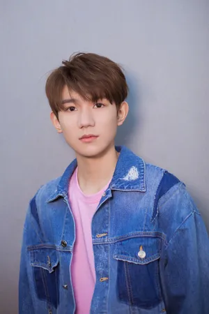 tfboys王源蓝色系牛仔活动照图片_4