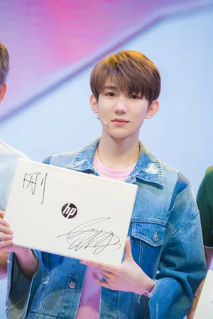 tfboys王源蓝色系牛仔活动照图片_5