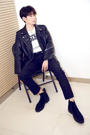 王源黑白配帅气朋克风活力写真图片_3