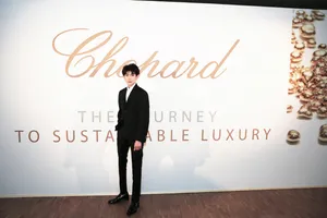 王源黑色西装珠宝展帅气写真图片_4