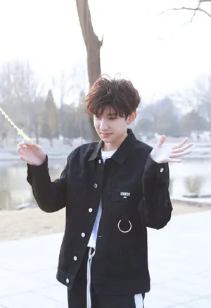 王源破洞夹克春日休闲私服写真图片_3