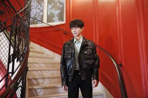 王源黑色机车夹克复古摇滚范帅气写真图片_4