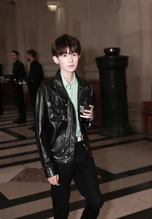 tfboys王源黑色皮衣酷雅帅气写真图片