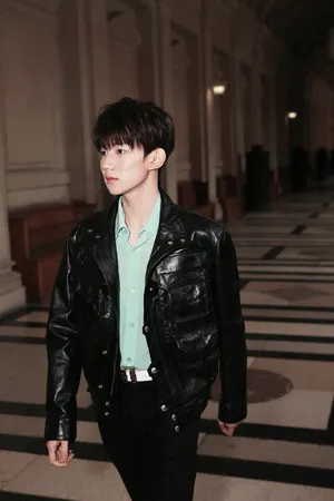 tfboys王源黑色皮衣酷雅帅气写真图片_2