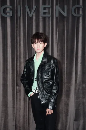 tfboys王源黑色皮衣酷雅帅气写真图片_3