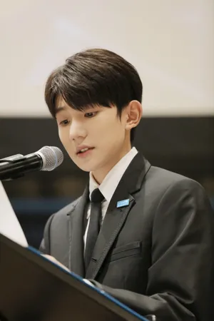 tfboys王源西装帅气图片_2