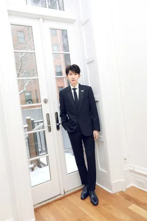 王源黑色西服正装儒雅帅气写真图片_2
