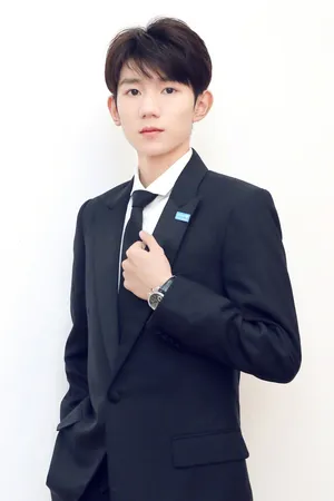 王源黑色西服正装儒雅帅气写真图片_3