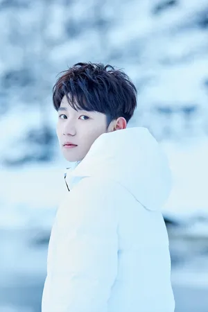 王源挪威冰雪天户外写真图片_5