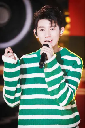 王源湖南卫视跨年演唱会帅气高清图片_6