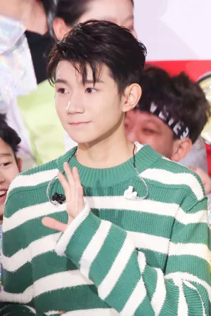 王源湖南卫视跨年演唱会帅气高清图片_8