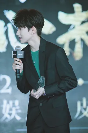 王源黑色西装颁奖晚会现场写真图片_6