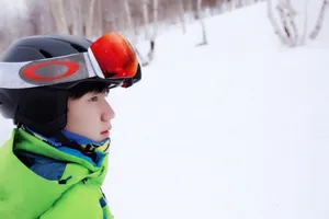 王源雪地滑雪帅气写真图片