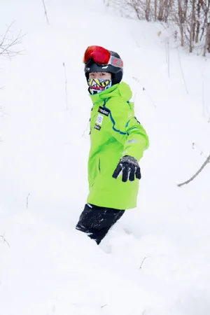 王源雪地滑雪帅气写真图片_5