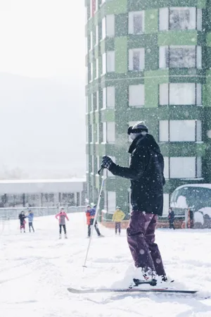 王源冬日户外雪地帅气写真图片_2