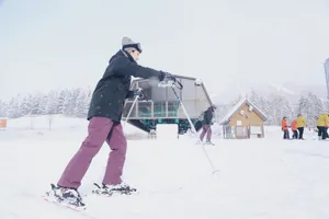 王源冬日户外雪地帅气写真图片_4