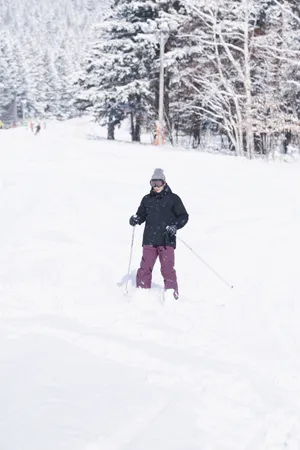 王源冬日户外雪地帅气写真图片_5