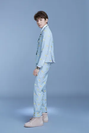 王源贴绣西装成熟帅气写真图片_7