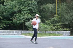 王源《青春旅社》打篮球最新帅气图片_3
