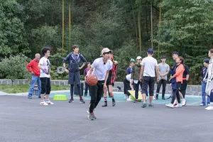 王源《青春旅社》打篮球最新帅气图片_6