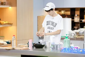 王源《青春旅社》做饭高清帅气图片