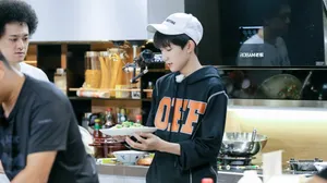 王源《青春旅社》做饭高清帅气图片_5