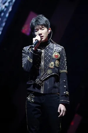 王源《十七》专辑单曲帅气高清图片_5
