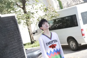 王源帅气街拍图片_1