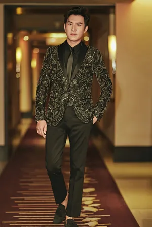 靳东儒雅型男西装写真高清图片_3